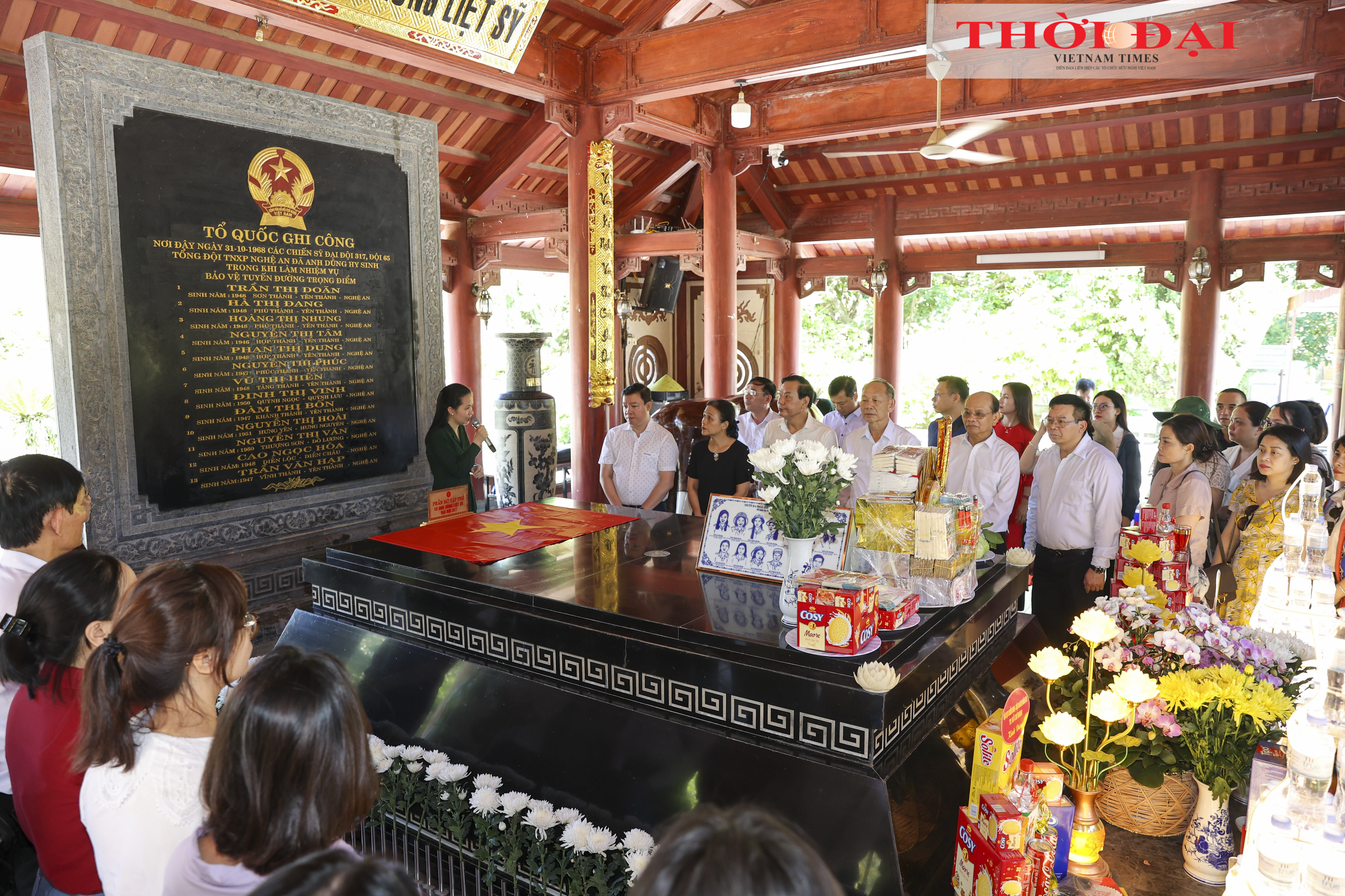 Đoàn đại biểu dâng hương tại Khu di tích lịch sử Quốc gia Truông Bồn, nơi ghi dấu những hy sinh anh dũng của lực lượng thanh niên xung phong vì độc lập, tự do của Tổ quốc. (Ảnh: Đinh Hòa)