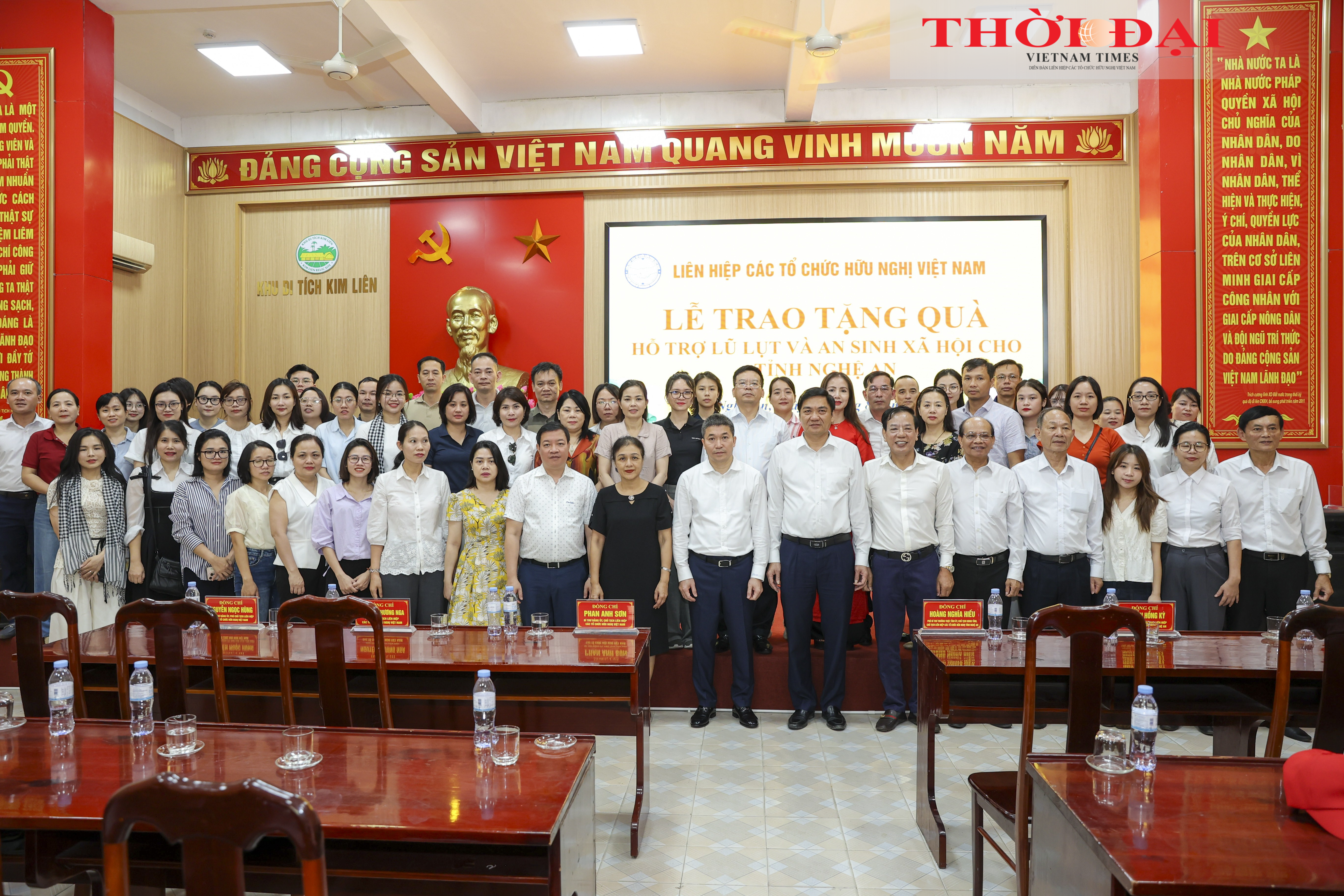 Các đại biểu chụp ảnh lưu niệm trong khuôn khổ chương trình sinh hoạt chính trị hè 2025 tại Nghệ An. (Ảnh: Đinh Hòa)