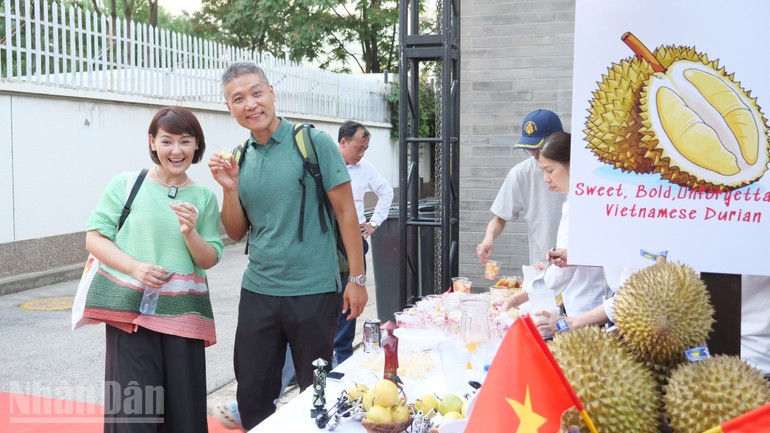 Khách mời thưởng thức sản phẩm sầu riêng tại gian hàng Việt Nam.