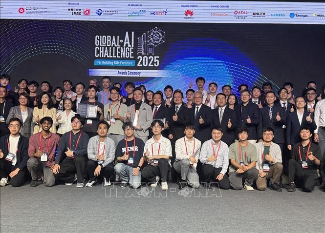 Các đội chụp ảnh kỷ niệm tại lễ trao giải cuộc thi Global AI Challenge tại Hong Kong.