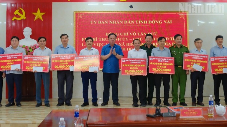 Phó Bí thư Tỉnh ủy, Chủ tịch Ủy ban nhân tỉnh Đồng Nai Võ Tấn Đức tặng quà cho các xã biên giới.