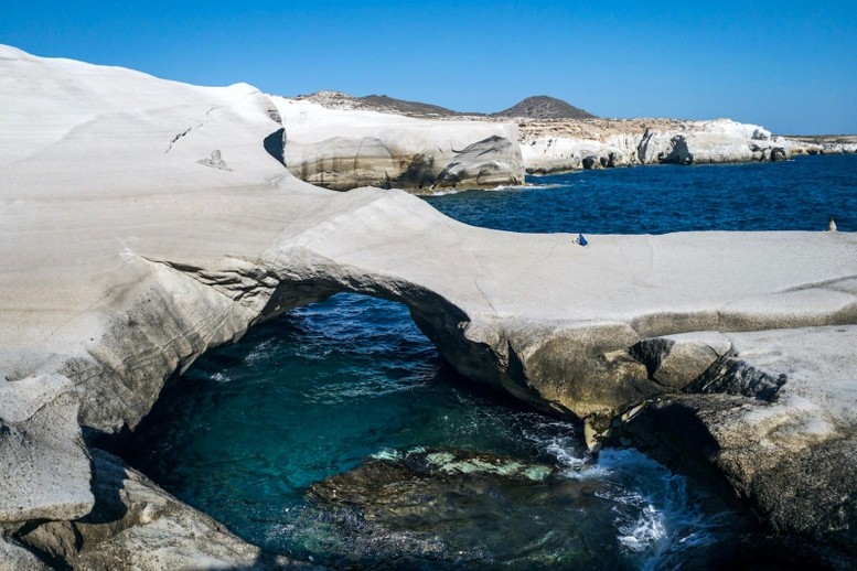 Khu vực bãi biển Sarakiniko - Ảnh: VoyagedMagazine