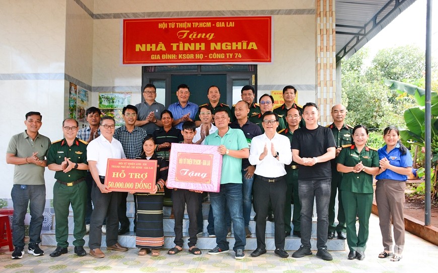 Hội từ thiện thành phố Hồ Chí Minh - Gia Lai và lãnh đạo các đơn vị trao kinh phí xây nhà tình nghĩa tặng gia đình chị Ksor Họ, công nhân Công ty 74. (Ảnh: 