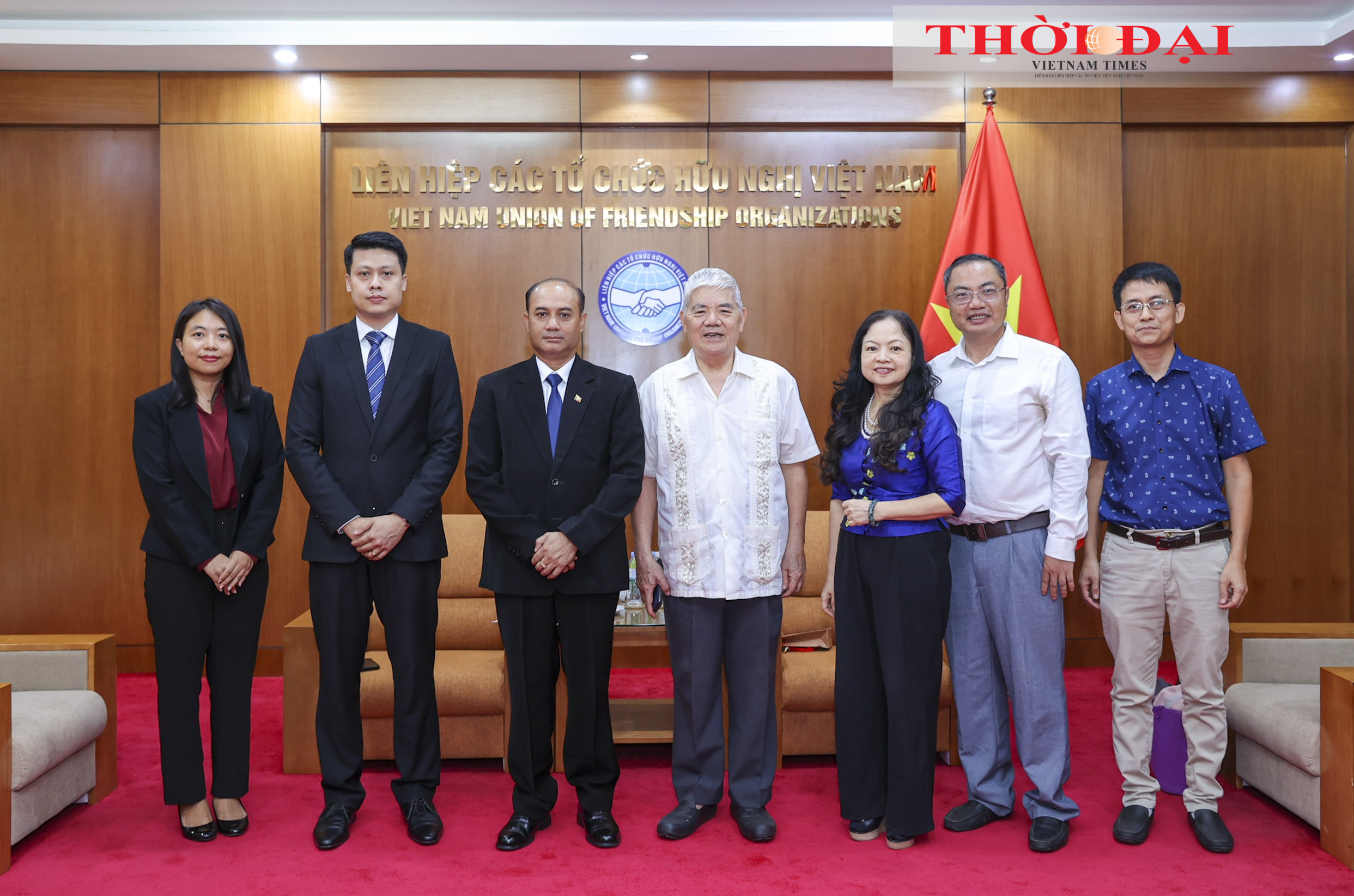 Các đại biểu chụp ảnh lưu niệm. (Ảnh: Đinh Hòa)