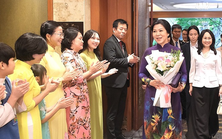 Các cô dâu chào đón Phu nhân Ngô Phương Ly. (Ảnh: TTXVN)