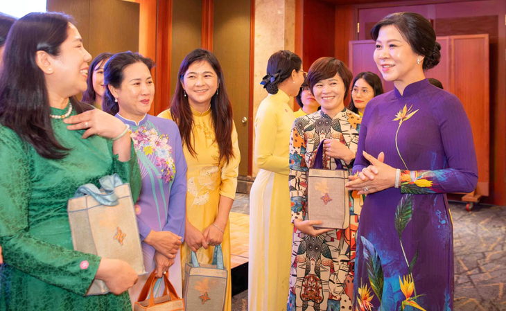 Phu nhân Ngô Phương Ly (bìa phải) bày tỏ vui mừng và xúc động khi gặp các cô dâu Việt đang sinh sống tại Hàn Quốc. (Ảnh: Báo Thế giới & Việt Nam)