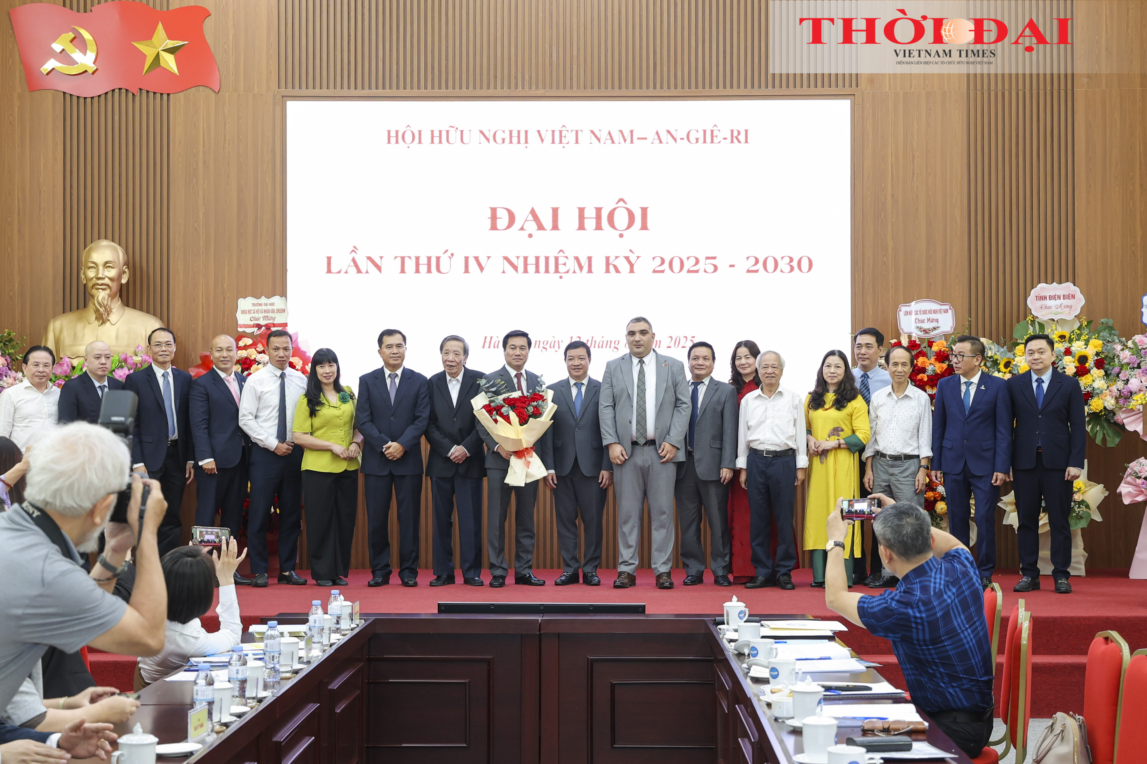 Ông Nguyễn Ngọc Hùng, Phó Chủ tịch Liên hiệp các tổ chức hữu nghị Việt Nam và ông Ouhaddad Mohamed, Đại biện lâm thời Algeria tại Việt Nam chúc mừng ban chấp hành Hội hữu nghị Việt Nam - Algeria nhiệm kỳ 2025-2030. (Ảnh: Đinh Hòa)