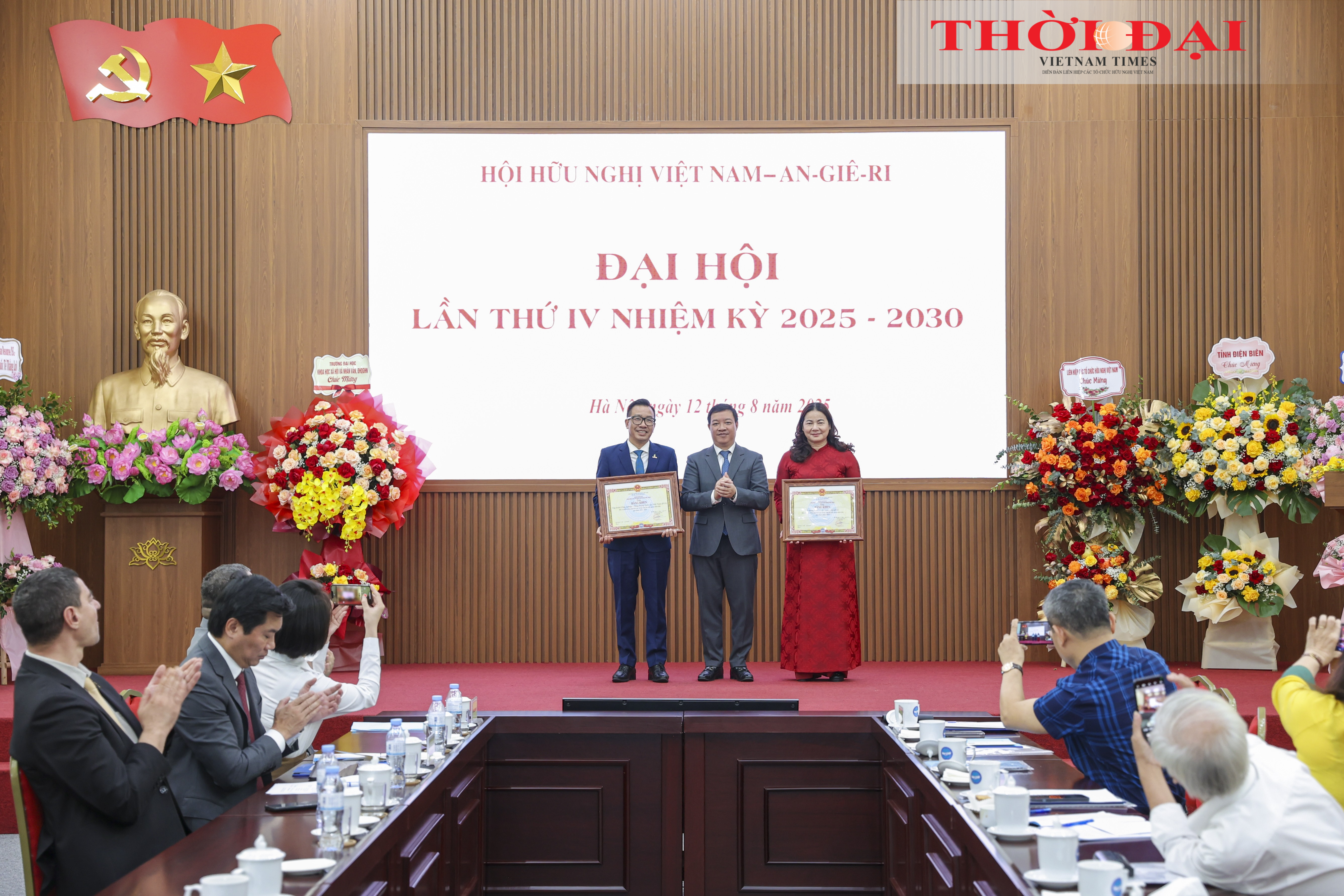 Ông Nguyễn Ngọc Hùng, Phó Chủ tịch Liên hiệp các tổ chức hữu nghị Việt Nam trao Bằng khen của Liên hiệp các tổ chức hữu nghị Việt Nam cho 2 tập thể. (Ảnh: Đinh Hòa)