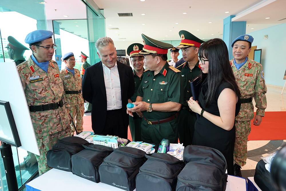 các đại biểu tham quan trang thiết bị do Bộ Quốc phòng Australia tài trợ. (Ảnh: mod.gov.vn)