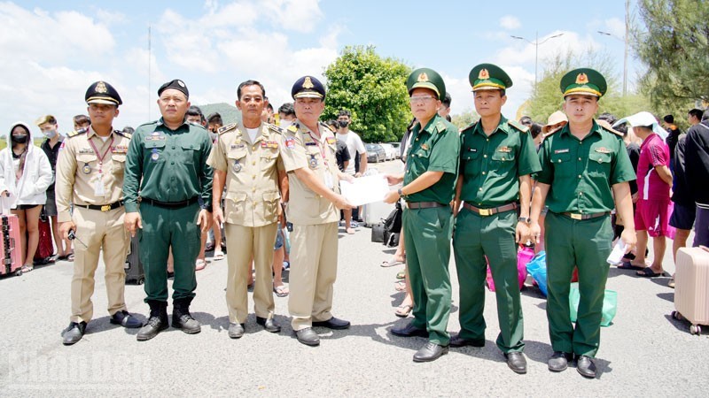 Ban Chỉ huy Đồn Biên phòng Cửa khẩu quốc tế Tịnh Biên ký và trao biên bản giao nhận 72 công dân Việt Nam do phía Campuchia trao trả.