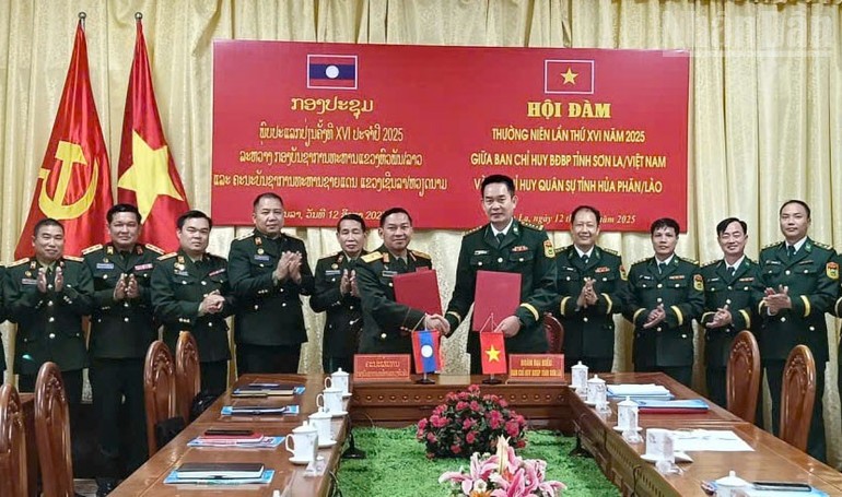 Ban Chỉ huy Bộ đội Biên phòng tỉnh Sơn La và Bộ Chỉ huy Quân sự tỉnh Huaphanh ký kết biên bản ghi nhớ.