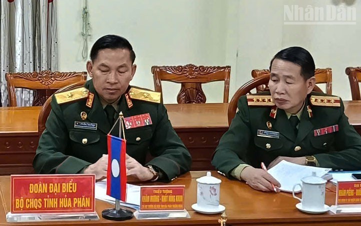 Thiếu tướng Khammuong Khotvongkhun Chỉ huy trưởng Bộ Chỉ huy Quân sự tỉnh Huaphanh phát biểu tại hội đàm.