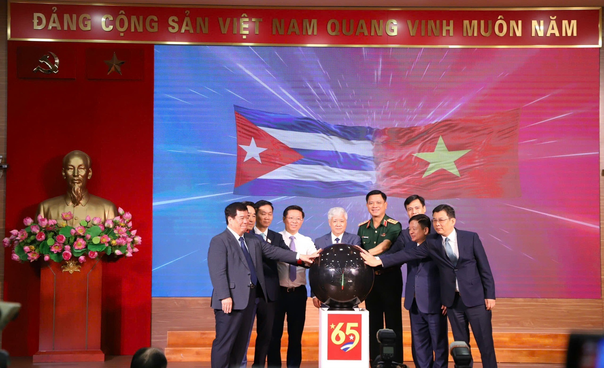 65 năm nghĩa tình Việt Nam - Cuba: Phát động Chương trình vận động ủng hộ nhân dân Cuba