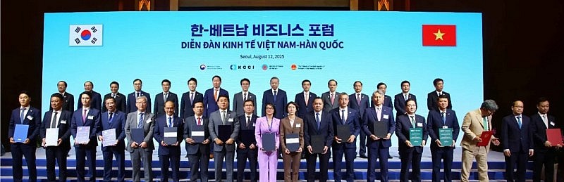 Ông Oh Kyung-seok – CEO Dunamu, ông Lưu Trung Thái – Chủ tịch Ngân hàng Quân đội, cùng các quan chức chính phủ, đại diện tổ chức và giới doanh nghiệp của Hàn Quốc và Việt Nam đã chụp ảnh lưu niệm. / Ảnh: Phòng Thương mại và Công nghiệp Hàn Quốc