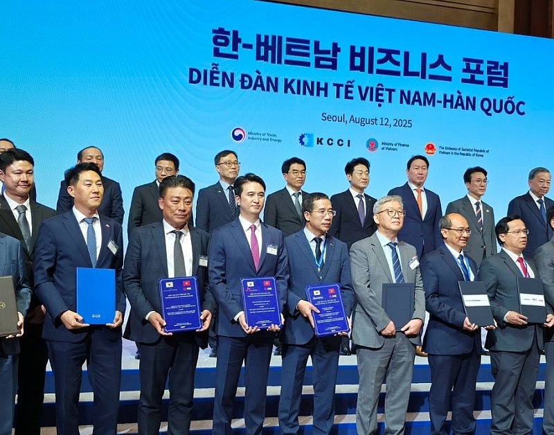 CEO Dunamu Oh Kyoung-suk (hàng đầu, bên trái) và Chủ tịch MB Bank Lưu Trung Thái (thứ tư từ trái sang) chụp ảnh tại Diễn đàn Doanh nghiệp Hàn Quốc – Việt Nam tổ chức tại Seoul vào ngày thứ Ba. (Dunamu)