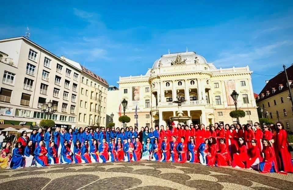 Phụ nữ Việt Nam tại Châu Âu lan tỏa tinh thần 80 năm Quốc khánh