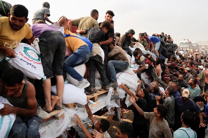 Người dân Palestine tranh nhau hàng cứu trợ hôm 12/8. (Ảnh: REUTERS)