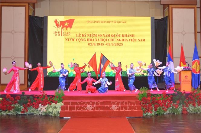 Một tiết mục văn nghệ tại Lễ kỷ niệm 80 năm Quốc khánh nước CHXHCN Việt Nam. Ảnh: 