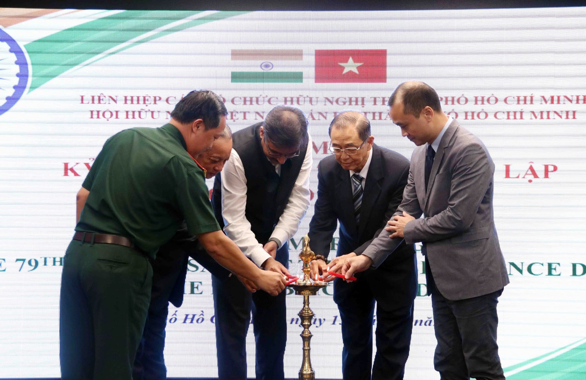 Nghi lễ thắp nến truyền thống của Ấn Độ khai mạc chương trình buổi họp mặt.
