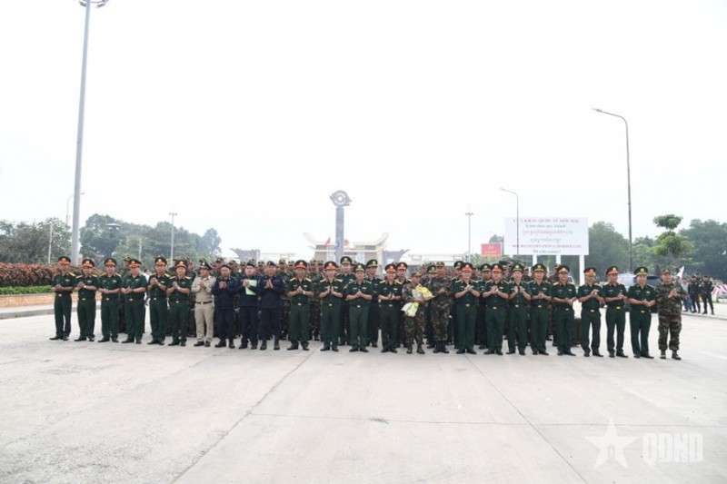 Đoàn công tác Bộ CHQS tỉnh Tây Ninh tặng hoa chúc mừng đoàn Quân đội Hoàng gia Campuchia.
