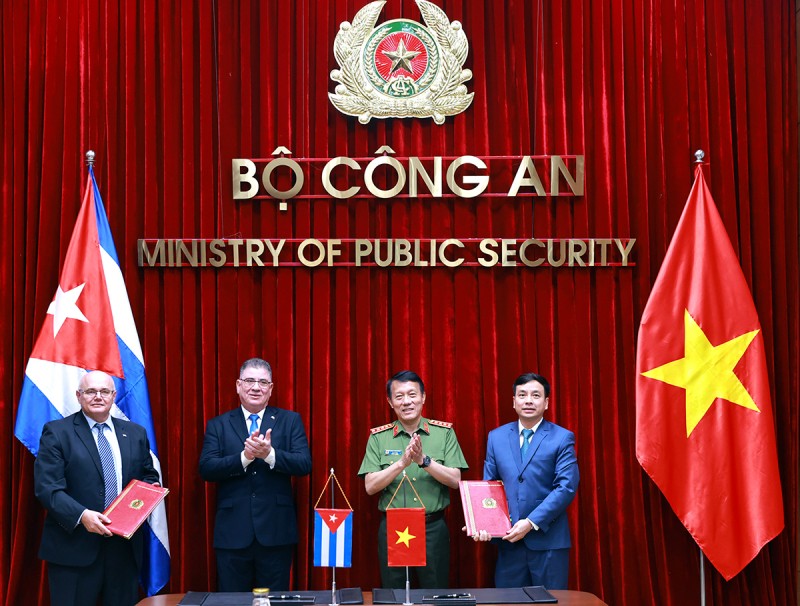Bộ trưởng Lương Tam Quang và Bộ trưởng Lázaro Alberto Álvarez Casas chứng kiến Lễ ký Thỏa thuận hợp tác giữa Cục An ninh mạng và phòng, chống tội phạm công nghệ cao (Bộ Công an) và Tổng cục Phản gián (Bộ Nội vụ Cuba) trong lĩnh vực an ninh mạng.