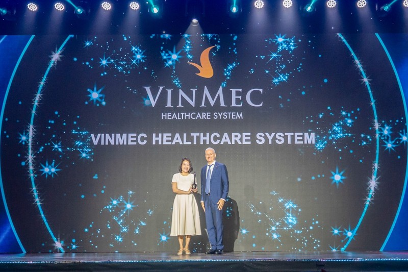 Đại diện Hệ thống Y tế Vinmec nhận giải thưởng Nơi làm việc tốt nhất châu Á tại Lễ trao giải HR Asia Awards 2025