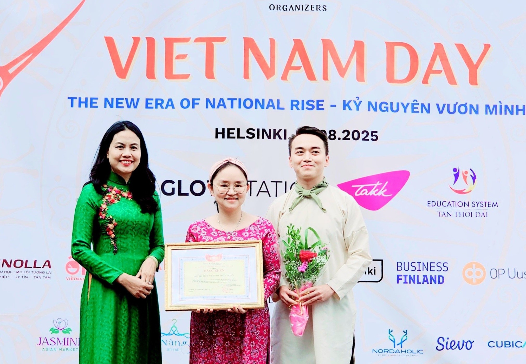 Đại sứ Việt Nam tại Phần Lan Phạm Thị Thanh Bình (ngoài cùng bên trái) ghi nhận đóng góp của một số tổ chức, cá nhân tiêu biểu cho công tác cộng đồng trong năm 2024.