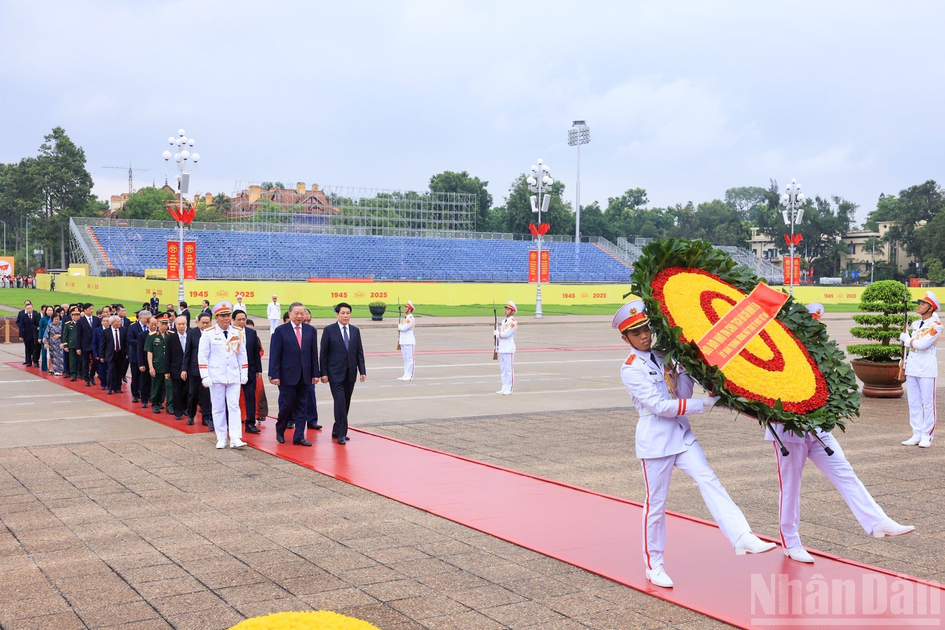 [Ảnh] Lãnh đạo Đảng, Nhà nước vào Lăng viếng Chủ tịch Hồ Chí Minh và dâng hương tưởng niệm các Anh hùng-Liệt sĩ