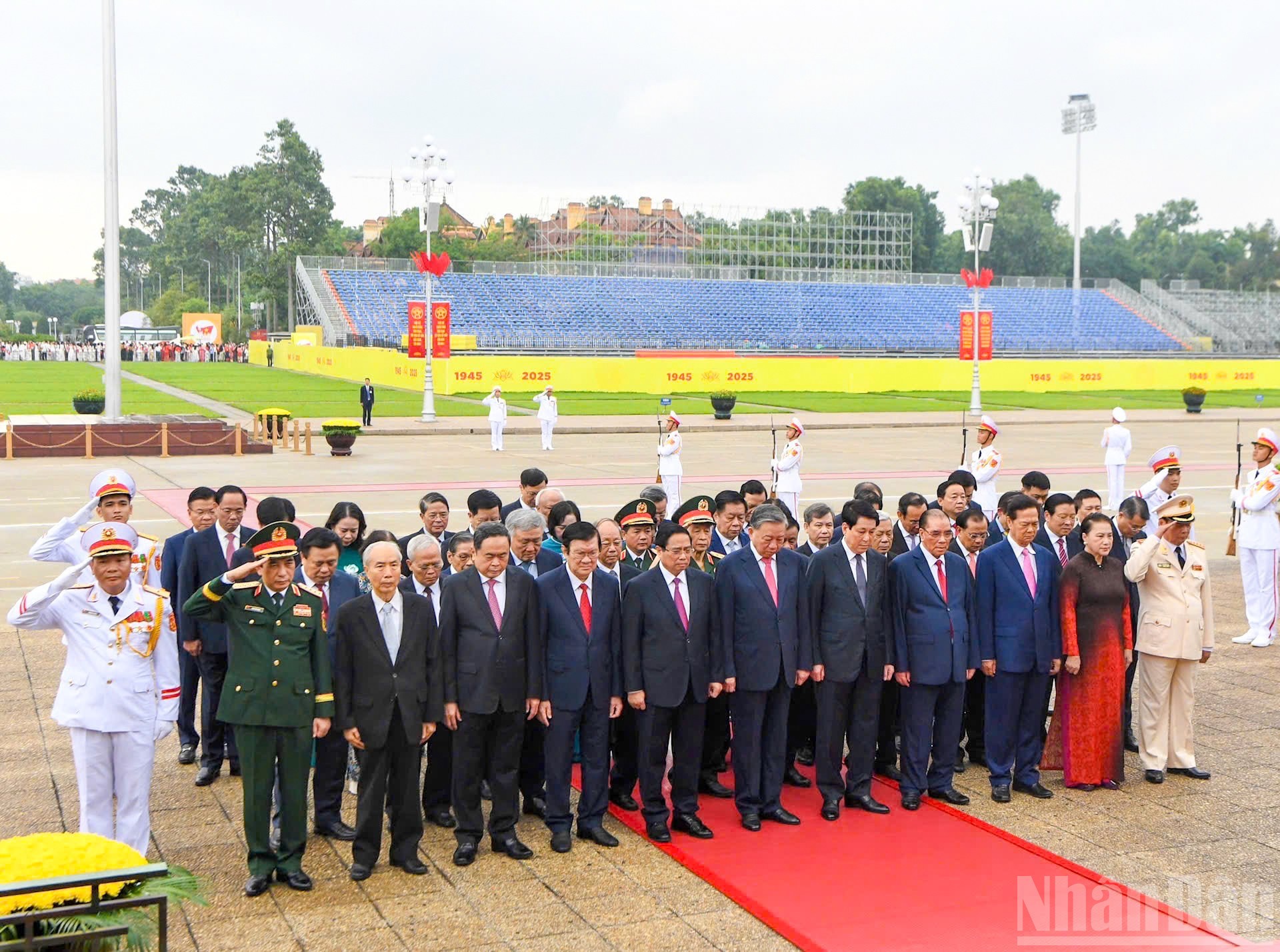 [Ảnh] Lãnh đạo Đảng, Nhà nước vào Lăng viếng Chủ tịch Hồ Chí Minh và dâng hương tưởng niệm các Anh hùng-Liệt sĩ