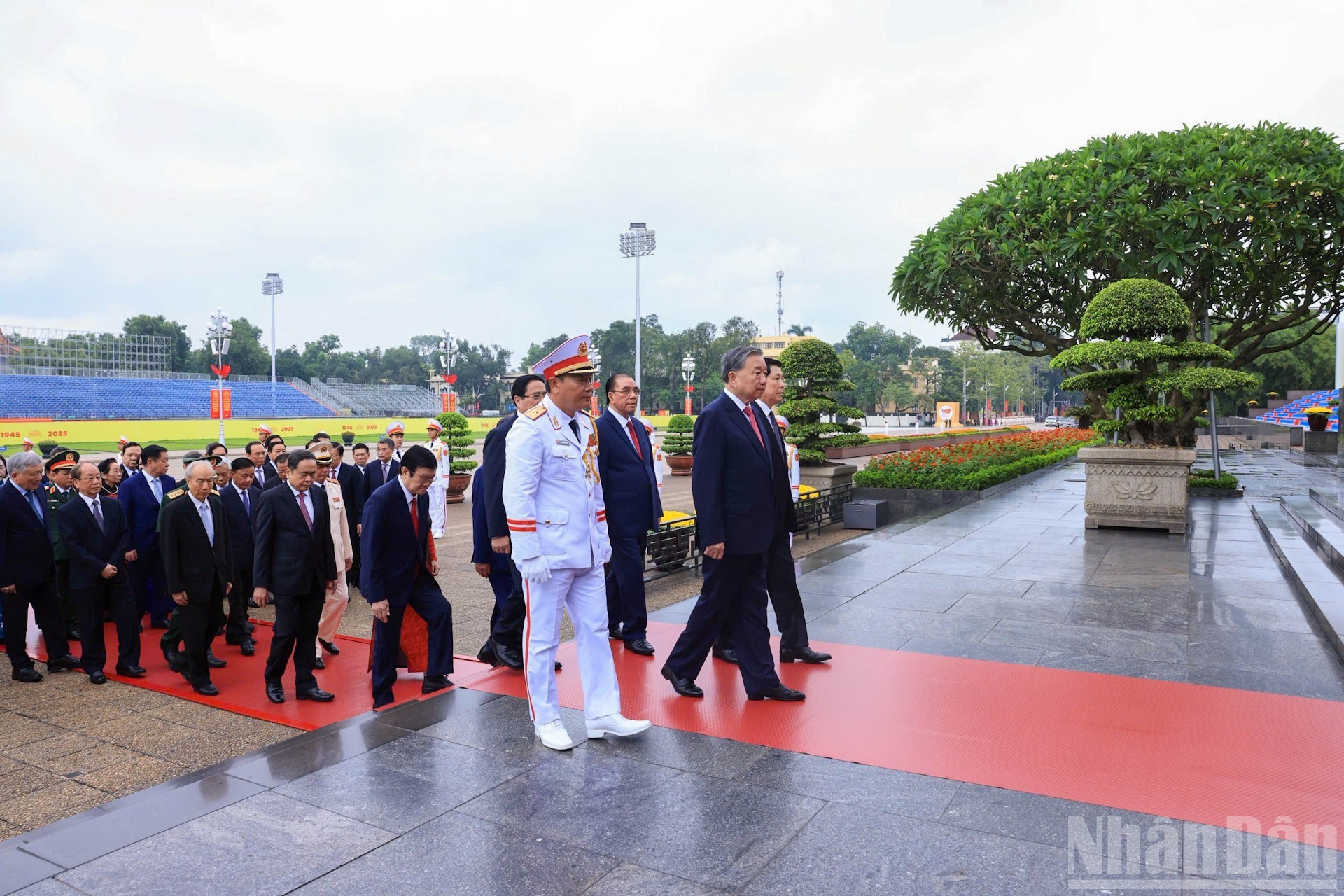 [Ảnh] Lãnh đạo Đảng, Nhà nước vào Lăng viếng Chủ tịch Hồ Chí Minh và dâng hương tưởng niệm các Anh hùng-Liệt sĩ