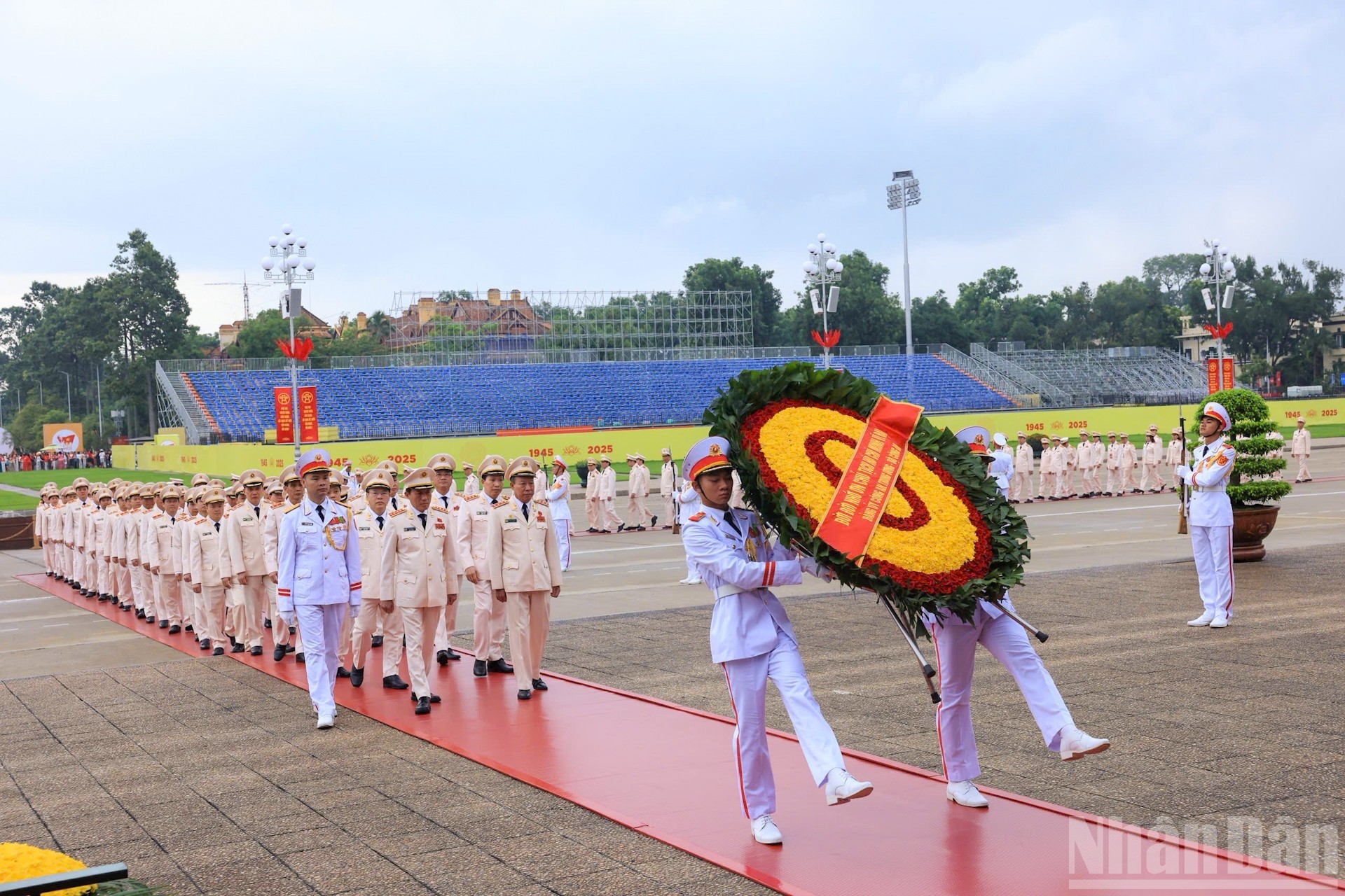 [Ảnh] Lãnh đạo Đảng, Nhà nước vào Lăng viếng Chủ tịch Hồ Chí Minh và dâng hương tưởng niệm các Anh hùng-Liệt sĩ