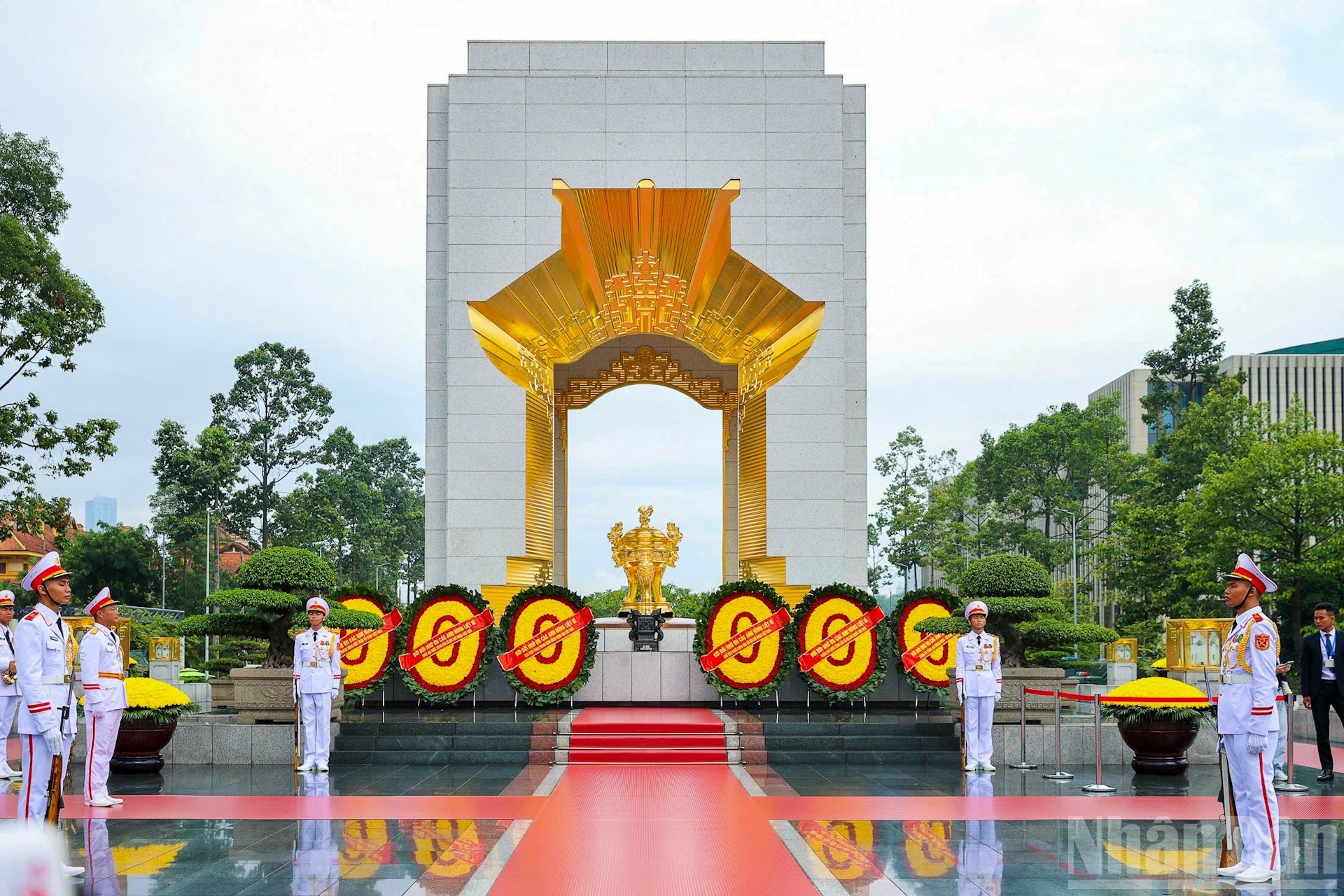 [Ảnh] Lãnh đạo Đảng, Nhà nước vào Lăng viếng Chủ tịch Hồ Chí Minh và dâng hương tưởng niệm các Anh hùng-Liệt sĩ