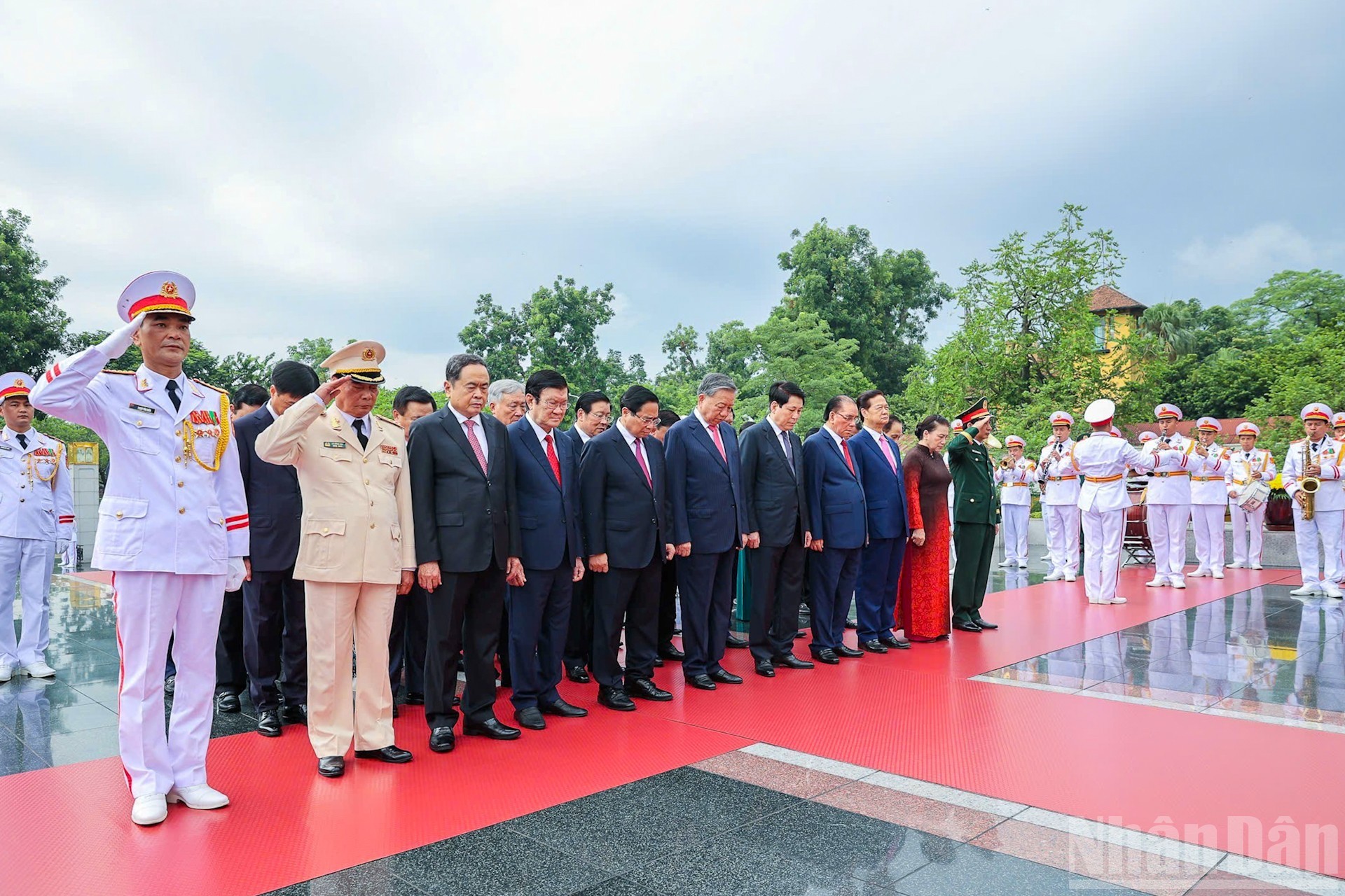 [Ảnh] Lãnh đạo Đảng, Nhà nước vào Lăng viếng Chủ tịch Hồ Chí Minh và dâng hương tưởng niệm các Anh hùng-Liệt sĩ