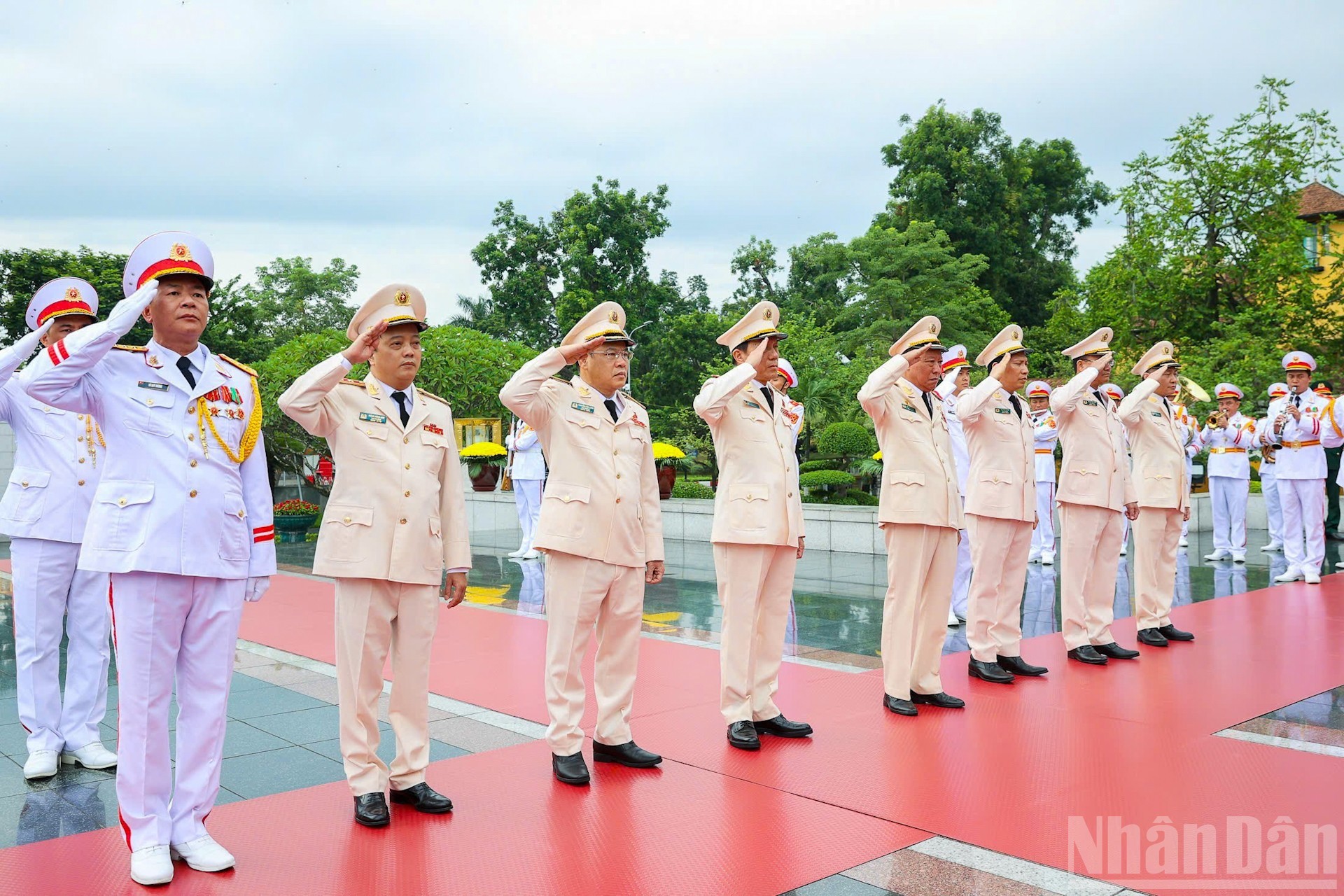 [Ảnh] Lãnh đạo Đảng, Nhà nước vào Lăng viếng Chủ tịch Hồ Chí Minh và dâng hương tưởng niệm các Anh hùng-Liệt sĩ