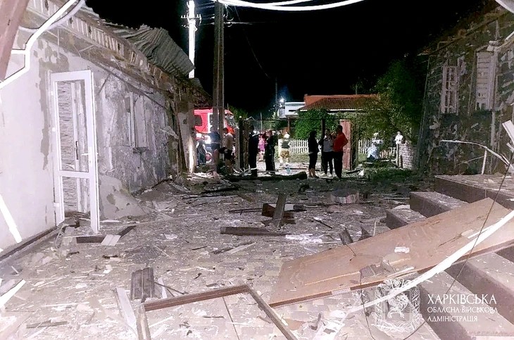 Lực lượng cứu hộ và người dân Ukraine kiểm tra thiệt hại sau đợt không kích của Nga tại Kharkov ngày 17/8. (Ảnh: Oleh Syniehubov/Telegram)