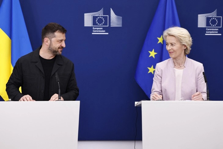 Chủ tịch Ủy ban châu Âu Ursula von der Leyen (phải) chào đón Tổng thống Ukraine Zelensky đến dự họp ngày 17/8 trước khi lên đường sang Mỹ. (Ảnh: AFP)