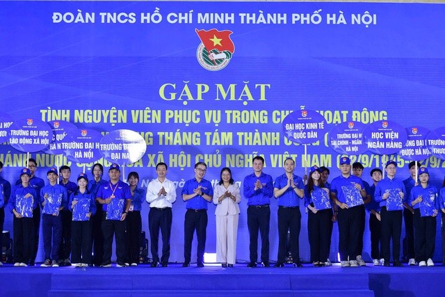 Các đại biểu tham gia chương trình (Ảnh: T.L).