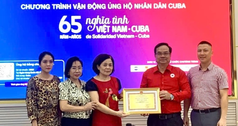 Ông Vũ Thanh Lưu - Phó Chủ tịch Trung ương Hội - trao ghi nhận Tấm lòng vàng nhân đạo đối với Hội Người Cao tuổi Việt Nam