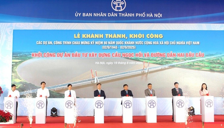 Đại biểu thực hiện nghi thức khởi công Dự án. (Ảnh: T./L)