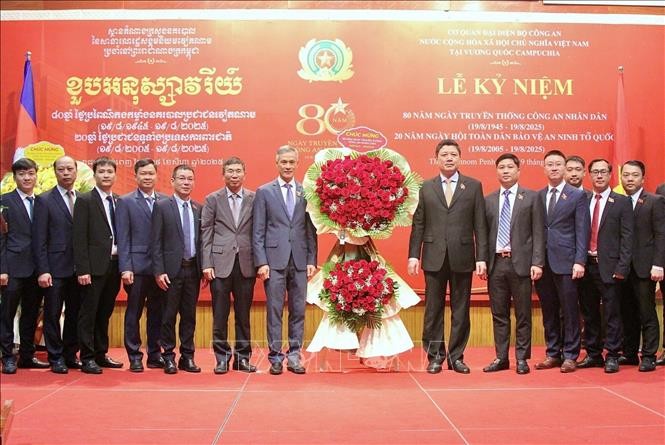 Đại sứ Việt Nam tại Vương quốc Campuchia Nguyễn Minh Vũ chúc mừng Cơ quan đại diện Bộ Công an Việt Nam tại Campuchia. Ảnh: Quang Anh/TTXVN