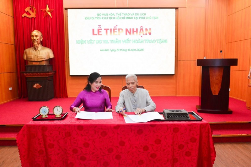 Bà Lê Thị Phượng và ông Trần Viết Hoàn ký biên bản bàn giao/tiếp nhận hiện vật