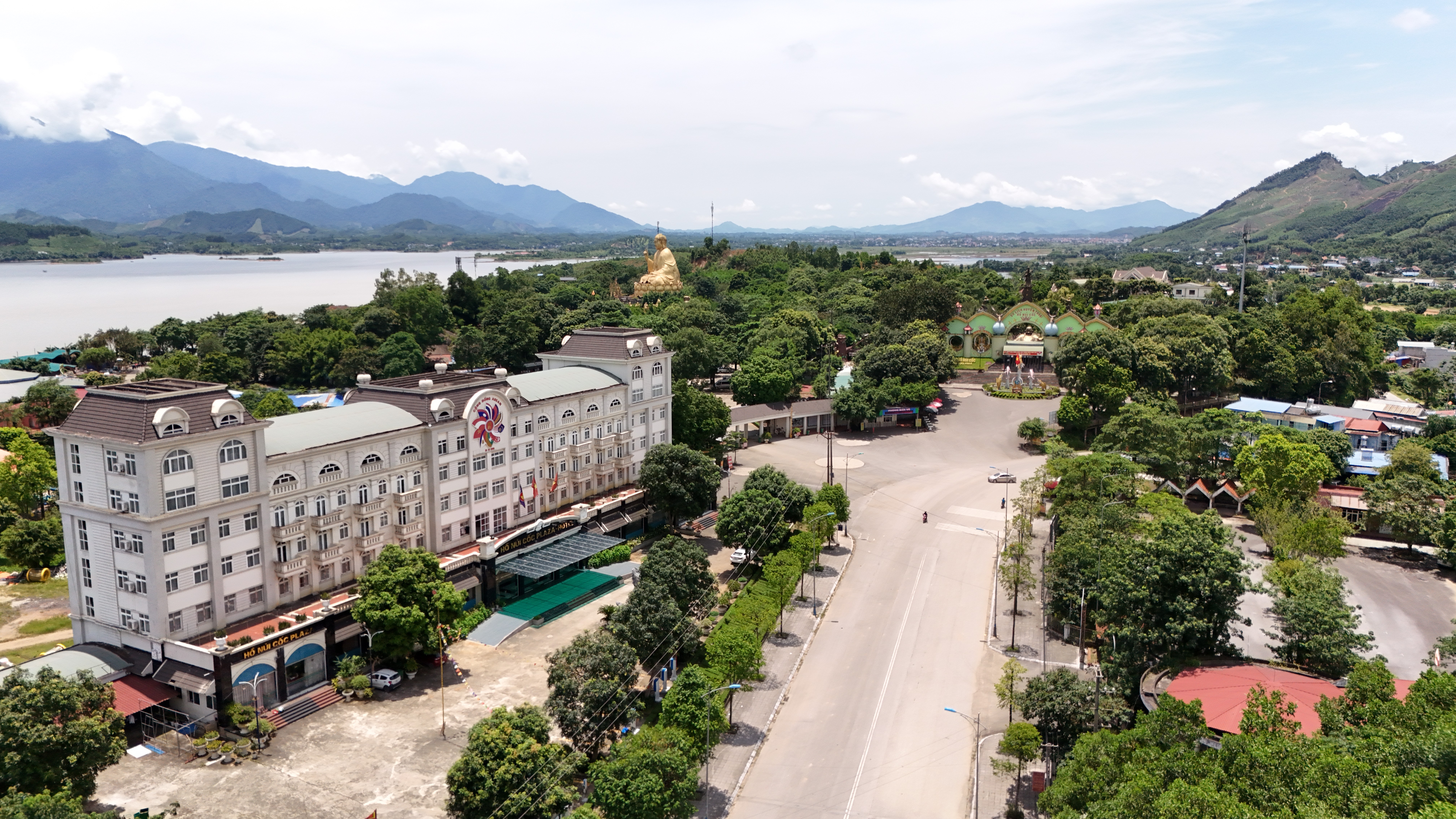 Khu du lịch huyền thoại Hồ Núi Cốc