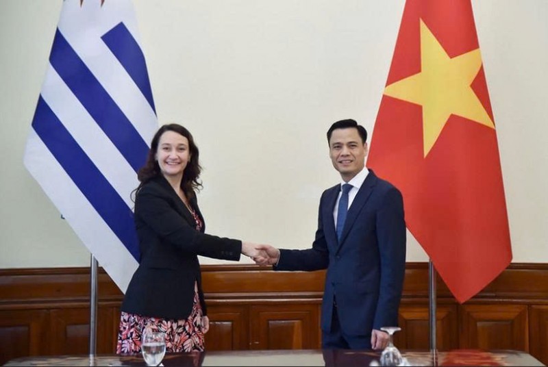 Thứ trưởng Ngoại giao Đặng Hoàng Giang đón tiếp Thứ trưởng Ngoại giao Cộng hòa Đông Uruguay Valeria Csusaki.