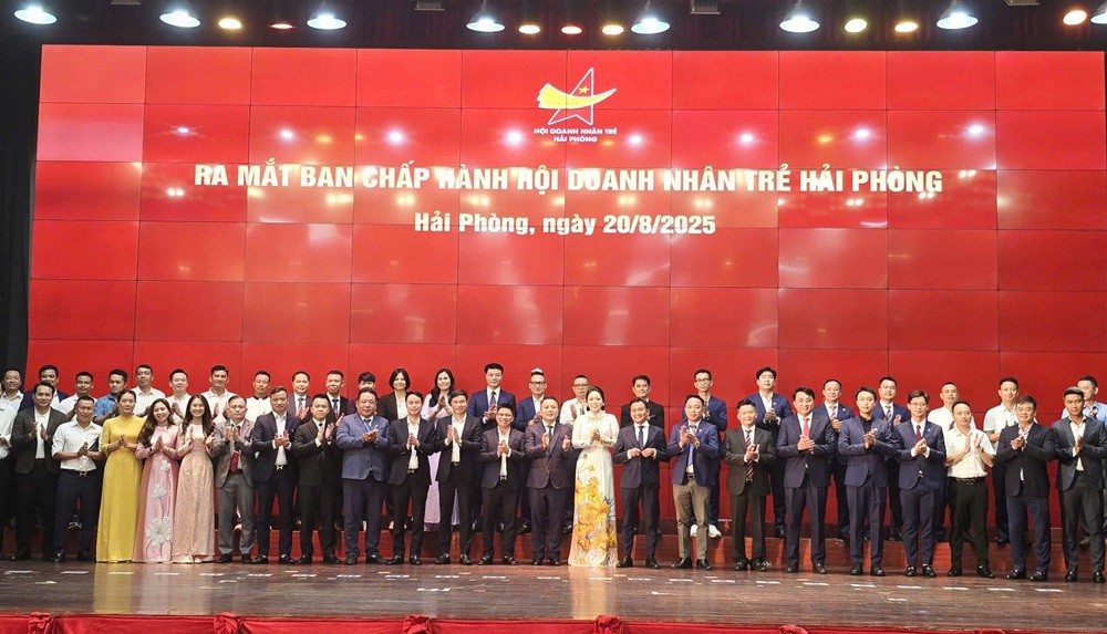 Ra mắt Ban Chấp hành Hội Doanh nhân trẻ Hải Phòng sau hợp nhất.