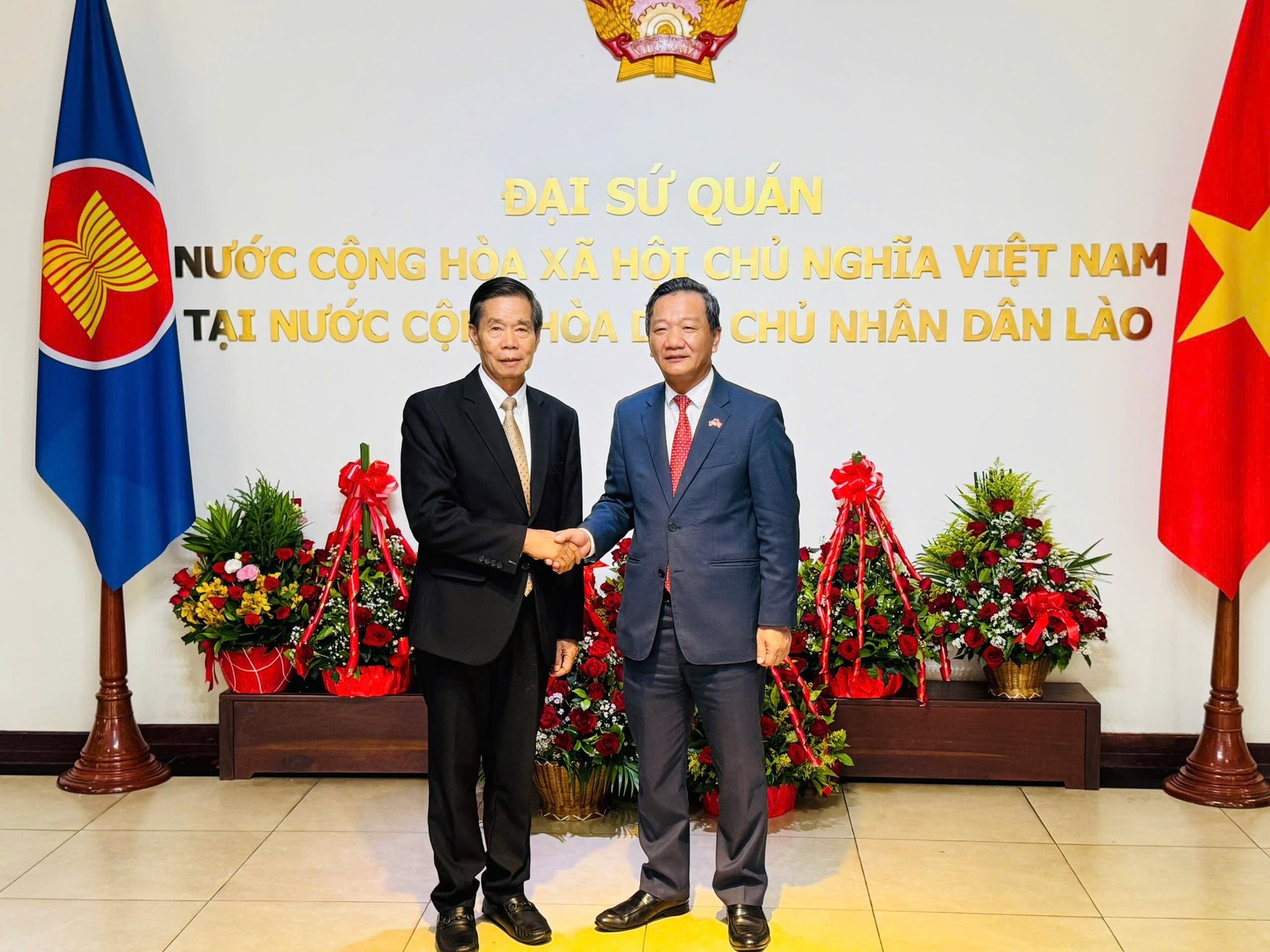 Ông Xỉn-la-vông Khút-phay-thun (bên trái), Uỷ viên Bộ Chính trị, Chủ tịch Trung ương Mặt trận Lào xây dựng đất nước chúc mừng Đại sứ quán Việt Nam tại Lào