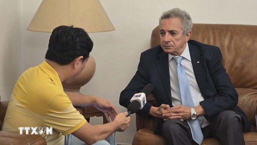 Ông Mourad Lamoudi, Ủy viên Trung ương phụ trách đối ngoại đảng FLN (Algeria) trả lời phóng viên TTX thường trú tại Algeria. (Ảnh: TTXVN)