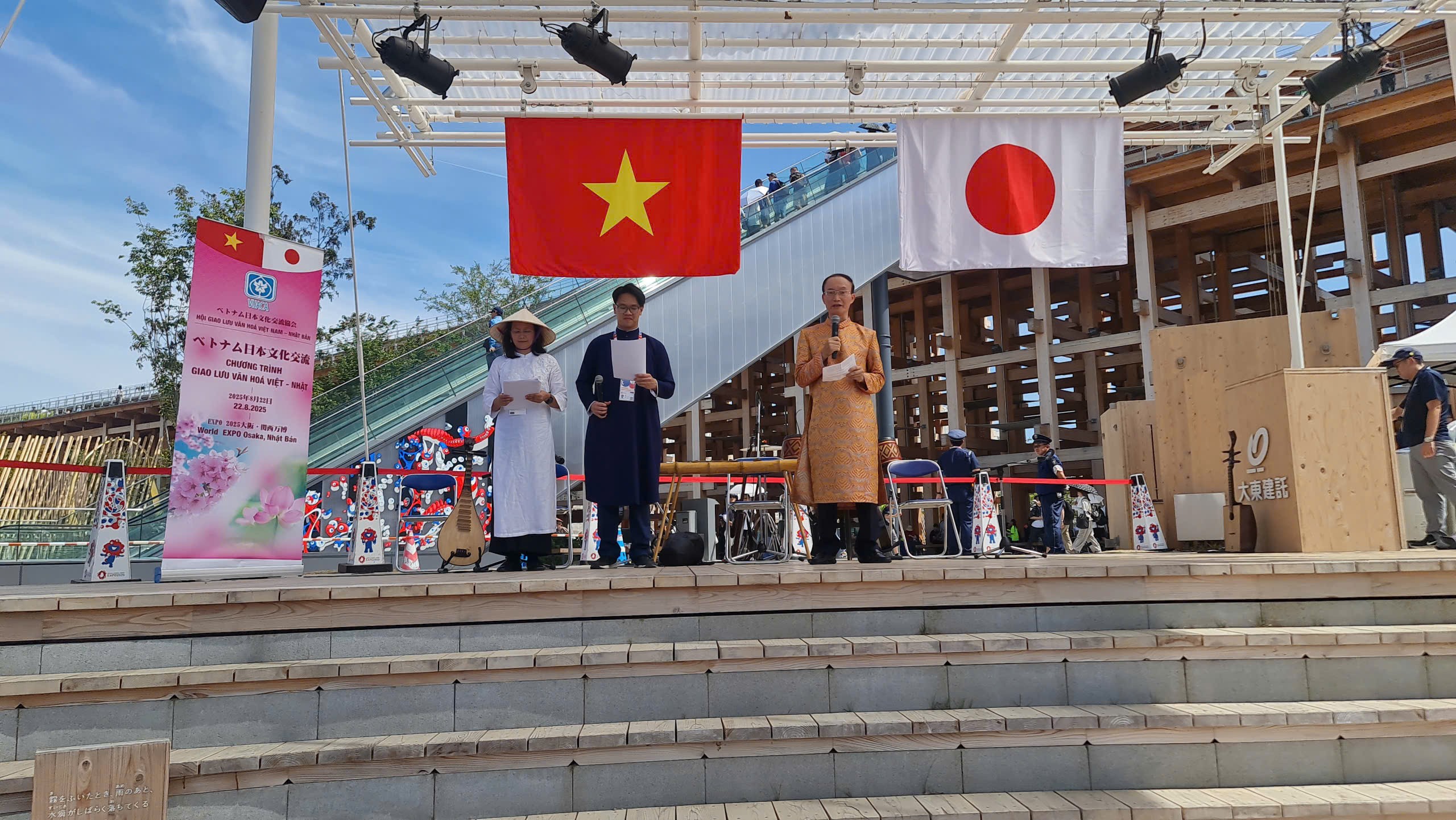  Ông Lê Ngọc Định, Chủ tịch Hội Giao lưu Văn hoá Việt - Nhật, Trưởng Ban tổ chức phát biểu khai mạc sự kiện tại EXPO Osaka, Nhật Bản 2025