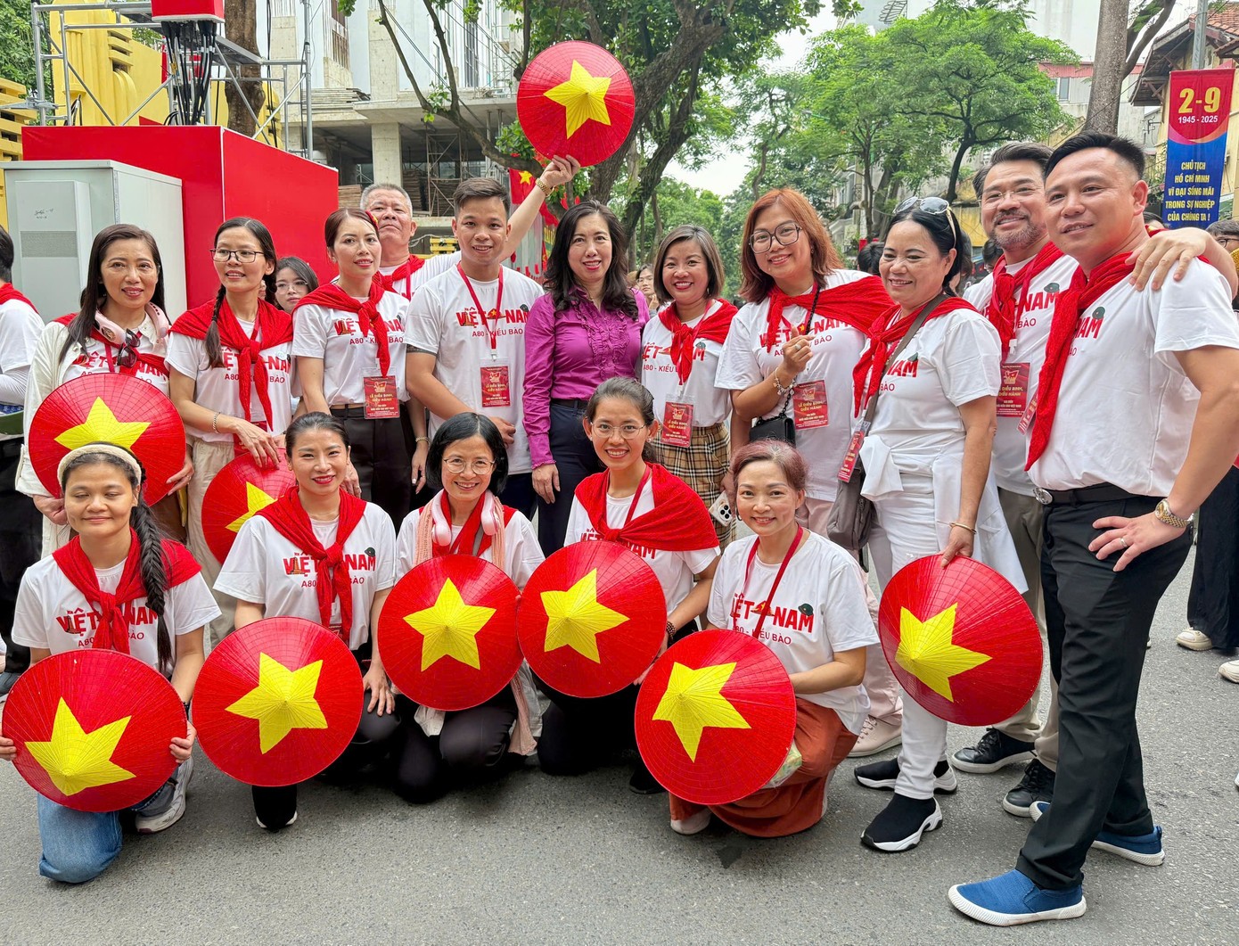 Thứ trưởng Bộ Ngoại giao Lê Thị Thu Hằng (giữa) động viên và tặng quà các kiều bào tham gia tập luyện diễu binh, diễu hành. (Ảnh: Báo Tiền Phong)