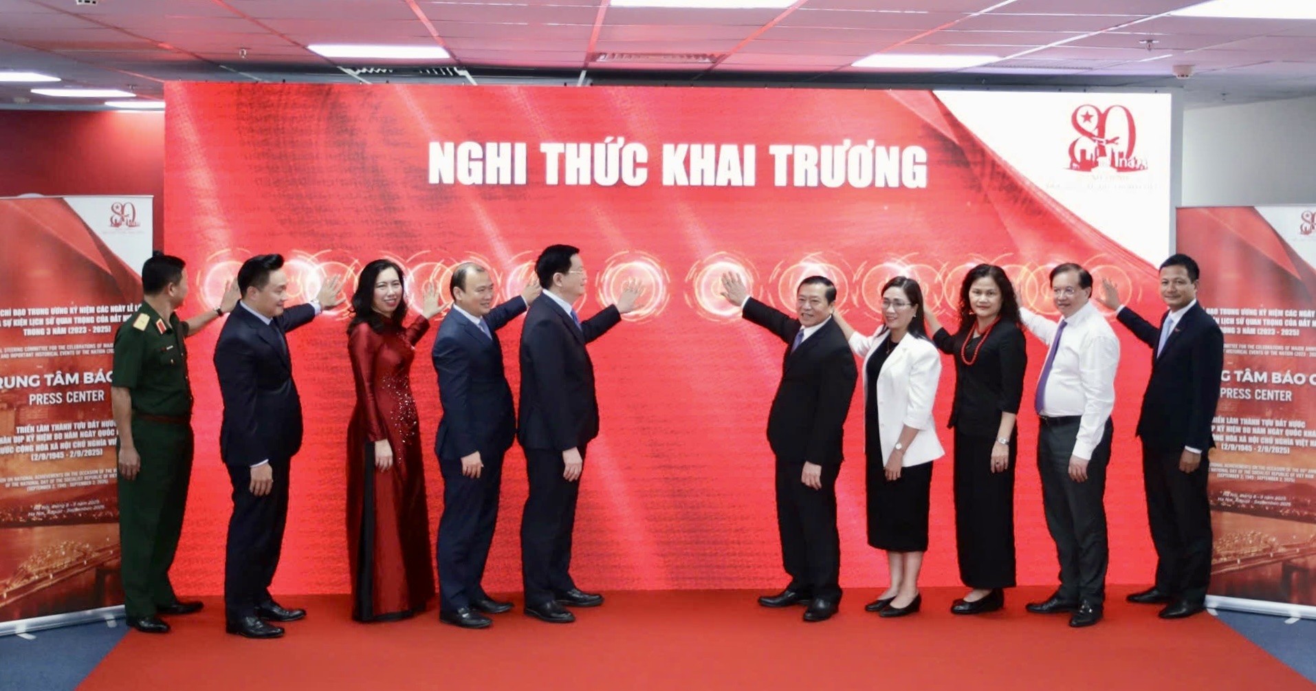 Phó Thủ tướng Mai Văn Chính cùng các đại biểu thực hiện nghi thức bấm nút khai trương Trung tâm Báo chí Triển lãm. (Ảnh: bvhttdl.gov.vn)