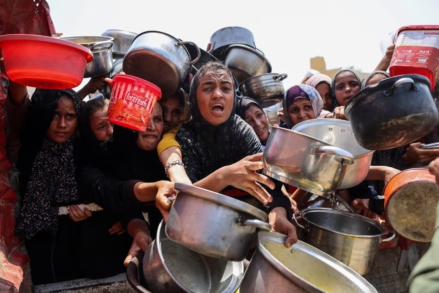 Người dân Palestine tập trung nhận suất ăn từ một điểm phân phát lương thực tại Thành phố Gaza, ngày 13/8/2025. (Ảnh: Omar Al-Qattaa/AFP/Getty Images)